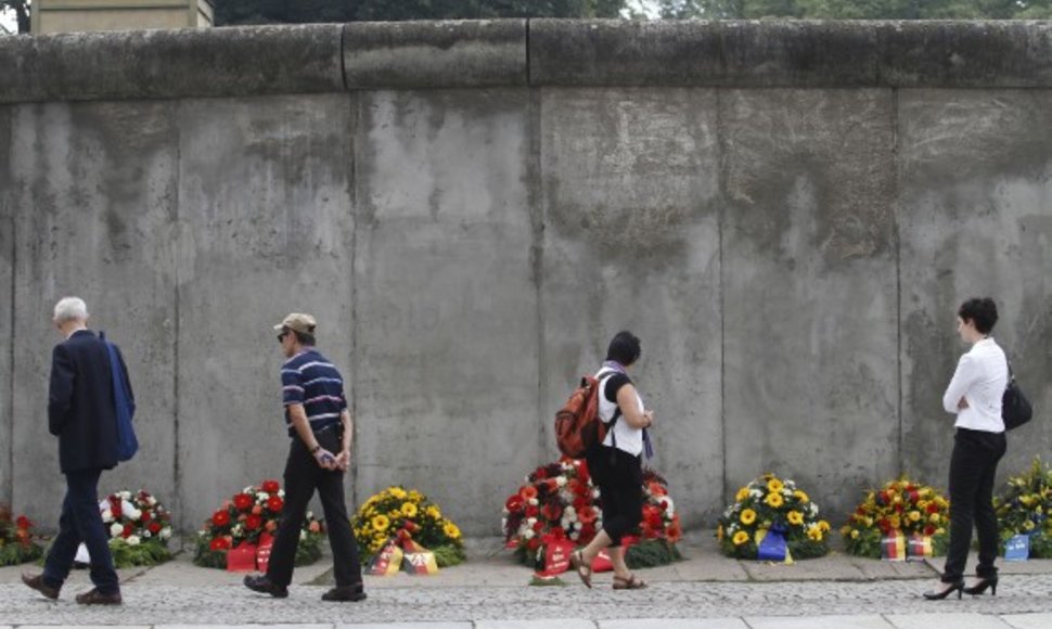 Prie Berlyno sienos likučių vokiečiai paminėjo jos aukų atminimą.