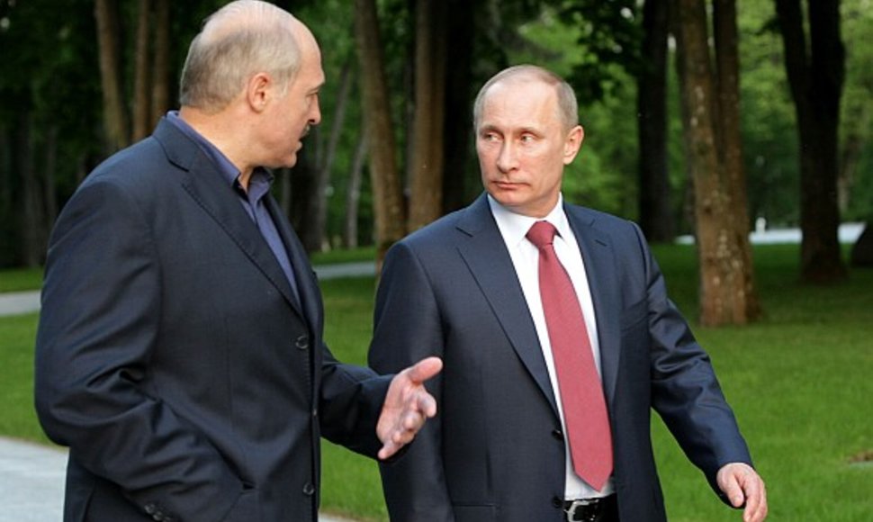 Aliaksandras Lukašenka (kairėje) ir Vladimiras Putinas