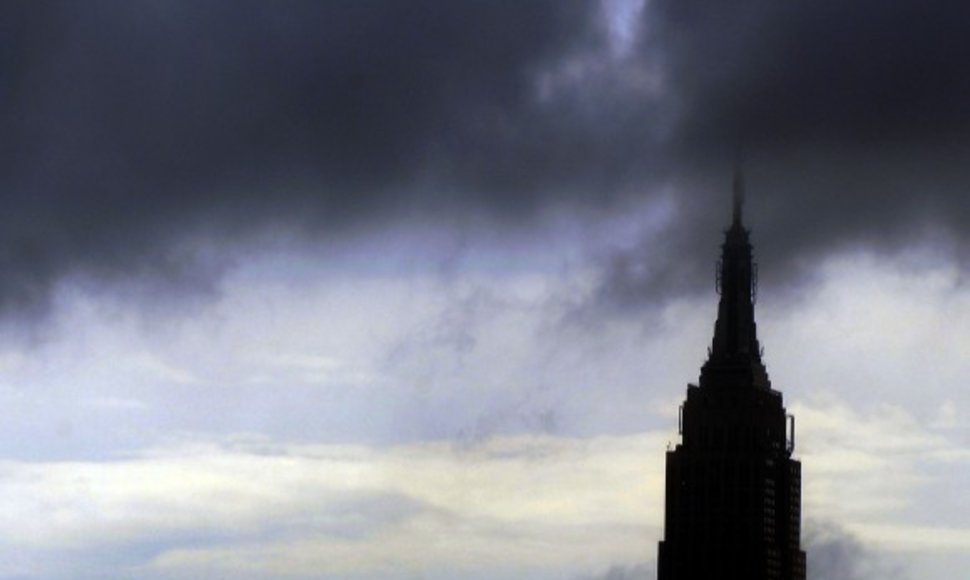 Lietaus debesys kaupiasi virš Niujorko „Empire State Building“ dangoraižio.