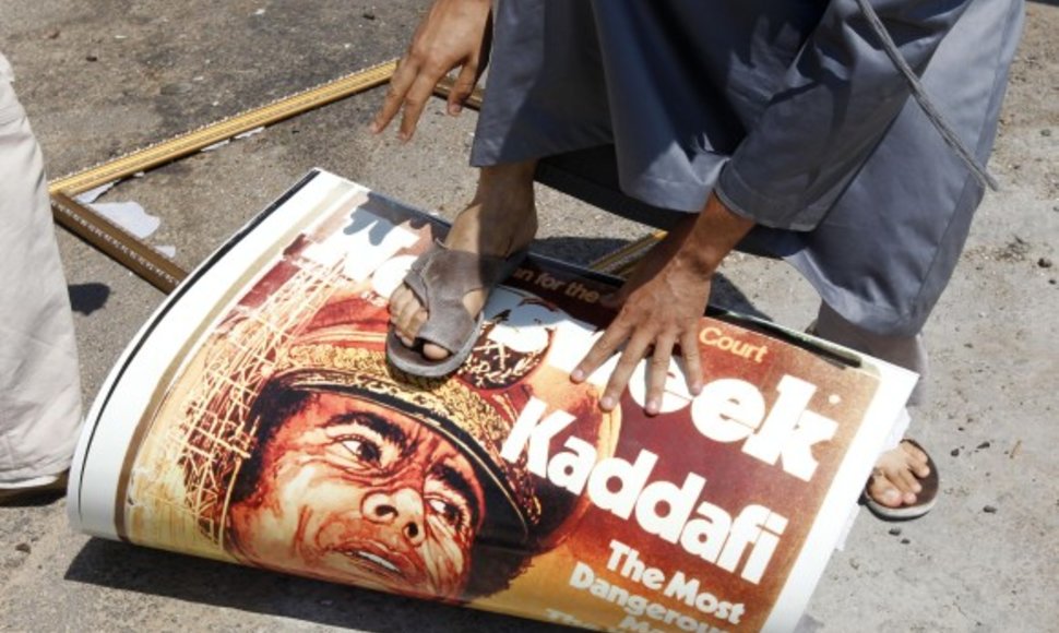 Tripolio gyventojas mindo Muamaro Kadhafi portretą.