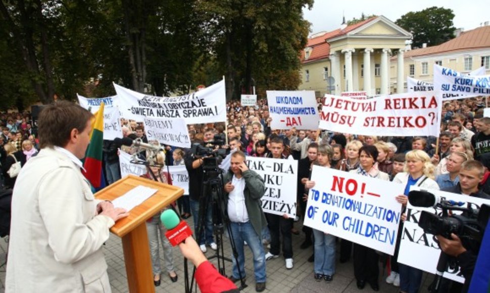 Naujuoju Švietimo įstatymu nepatenkintų lenkų mitingas prie Prezidentūros