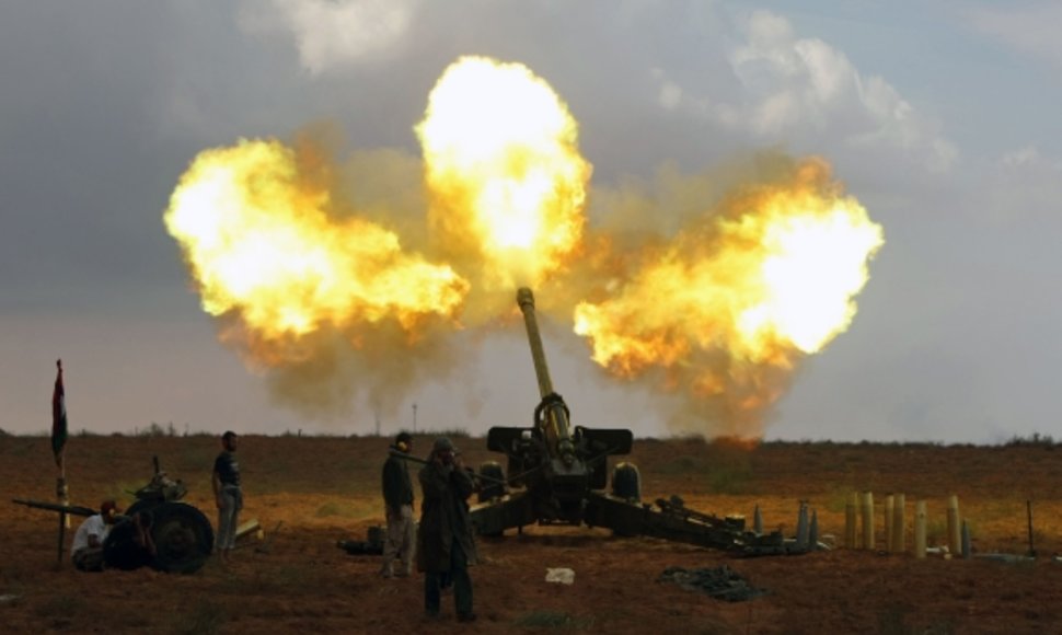 Laikinosios nacionalinės tarybos pajėgos apšaudo Sirtą artilerijos pabūklais.