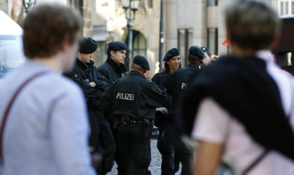 Vokietijos policijos pareigūnai Bonos gatvėje
