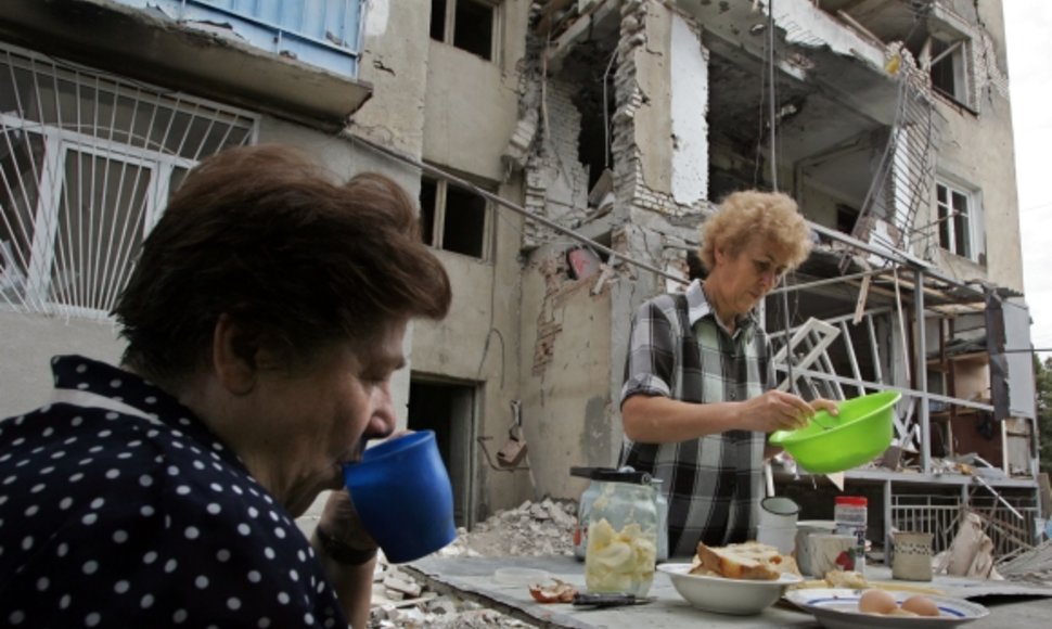 Pietų Osetijos gyventojos prie per karą sugriautų namų