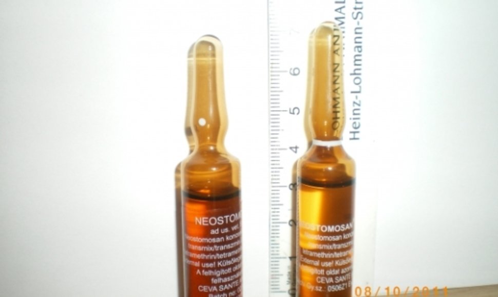 Suklastotų (kairėje) ir tikrų vaistų „Neostomosan“ ampulės