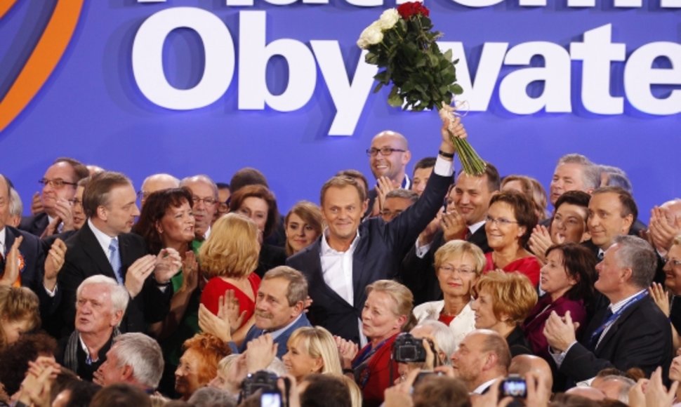 Lenkijoje per Seimo rinkimus triumfavo dabartinio premjero Donaldo Tusko (centre) į priekį vedama „Pilietinė platforma“.