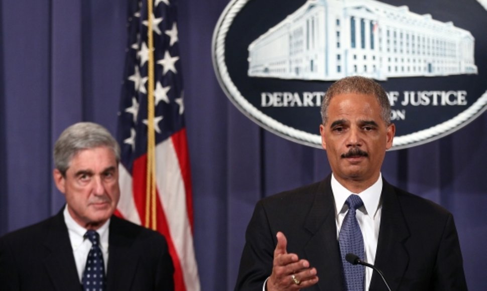 Apie išaiškintą teroristų sąmokslą informavo JAV generalinis prokuroras Ericas Holderis (dešinėje) ir FTB direktorius Robertas Muelleris.