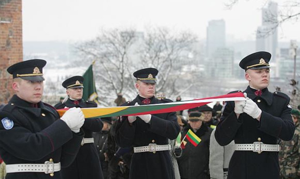 Kiekvienais metais nauja Lietuvos trispalvė iškilmingai pakeliama į Gedimino bokštą.