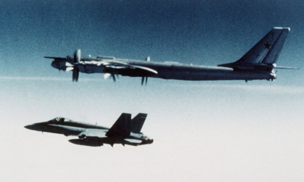 NATO pajėgų naikintuvo F-18 lydimas Rusijos strateginis bombonešis Tu-95MS