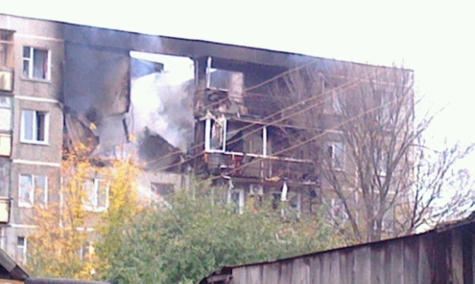 Per dujų sprogimą sugriuvo dalis penkiaaukščio namo.