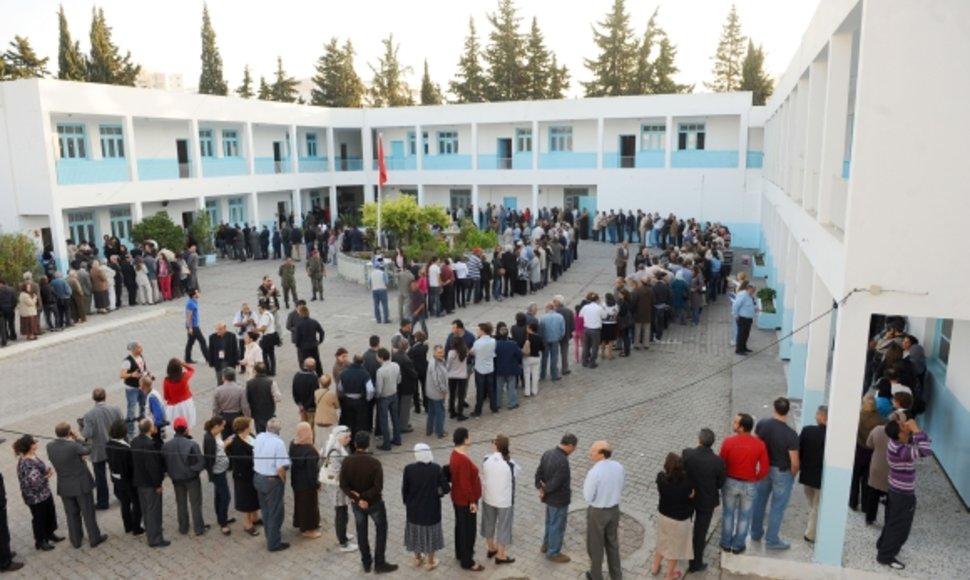 Tunise prie rinkimų apylinkių išsirikiavo žmonių eilės.