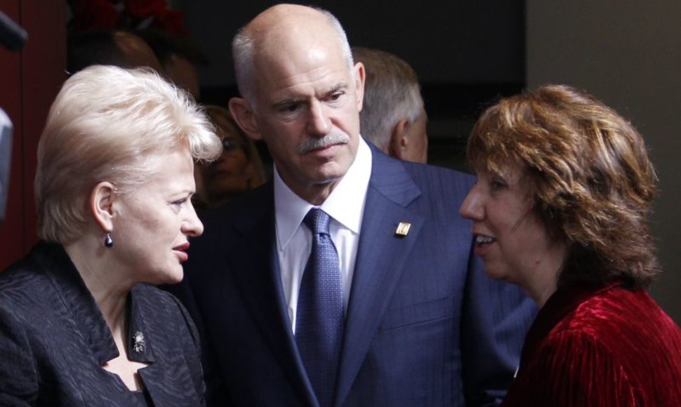 Dalia Grybauskaitė (kairėje) kalbasi su Cahterine Ashton ir Graikijos premjeru Georgu Papandrėjumi.