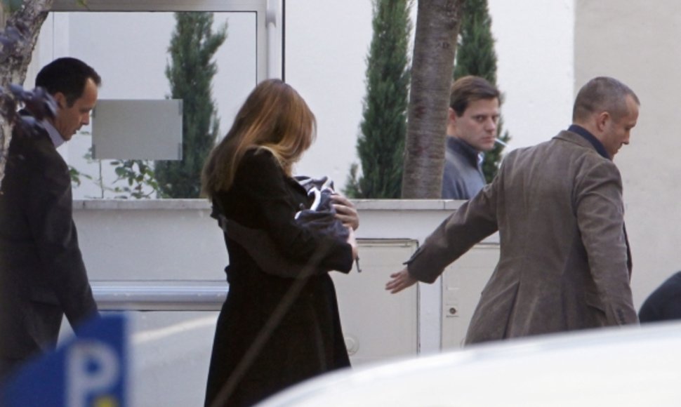 Carla Bruni-Sarkozy gimdymo namus paliko lydima sargybinių.