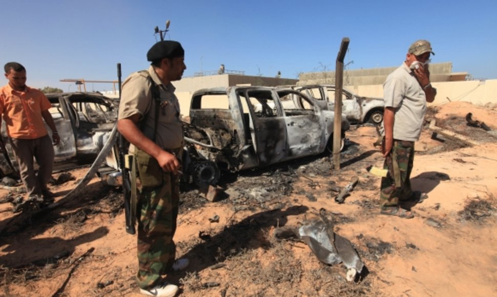 Sukilėliai prie NATO pajėgų atakuotos Muamaro Kadhafi vilkstinės automobilių