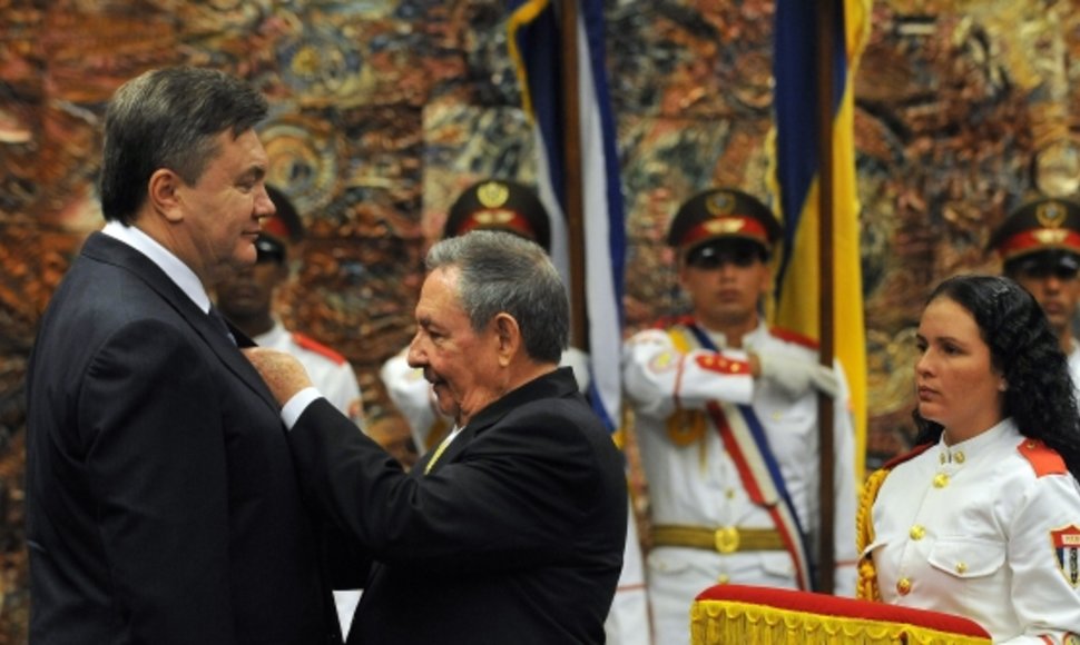 Raulis Castro sega ordiną Viktoriui Janukovyčiui.
