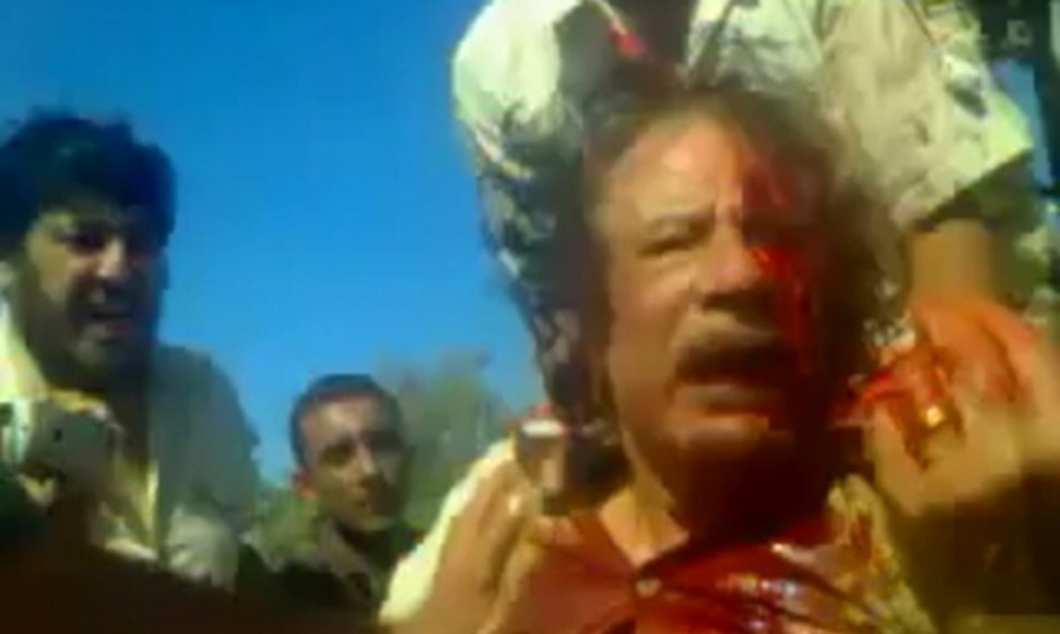 Kovotojai Muamarą Kadhafi sučiupo gyvą, tačiau netrukus jis mirė neaiškiomis aplinkybėmis.