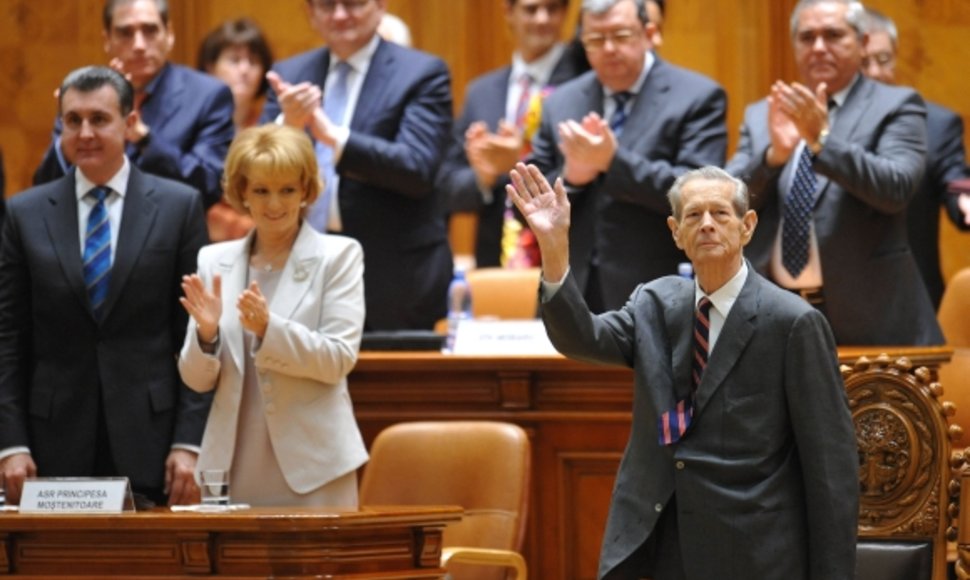 Buvęs karalius Mihai I (dešinėje) po kalbos parlamente sulaukė aplodismentų.