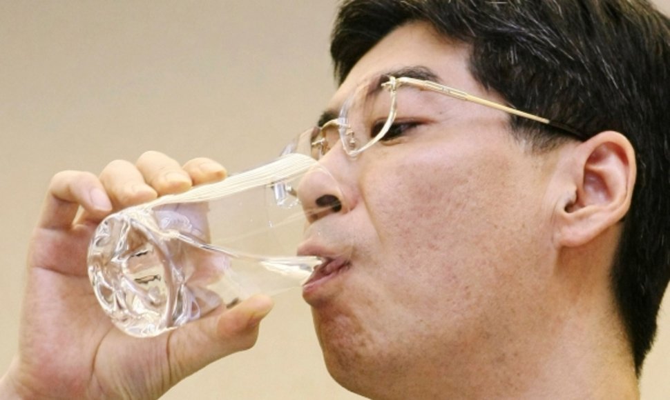 Yasuhiro Sonoda geria vandenį iš Fukušimos-1 atominės elektrinės.