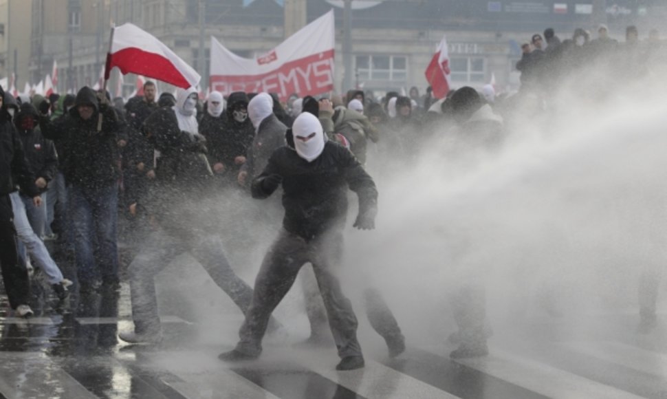 Lenkijos policija prieš demonstrantus panaudojo vandens patrankas.