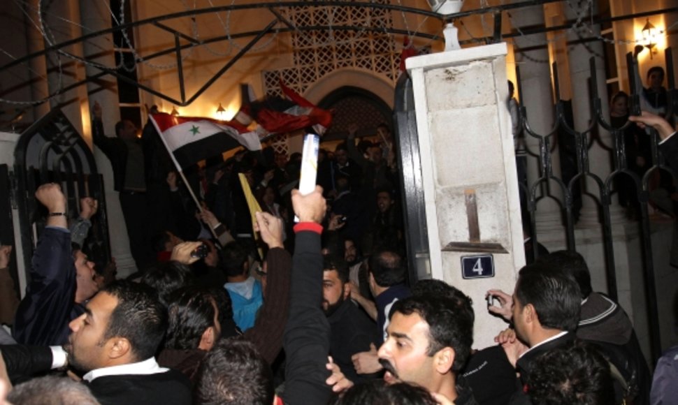 Basharą al Assadą palaikantys demonstrantai protestuoja prie Kataro ambasados Damaske.