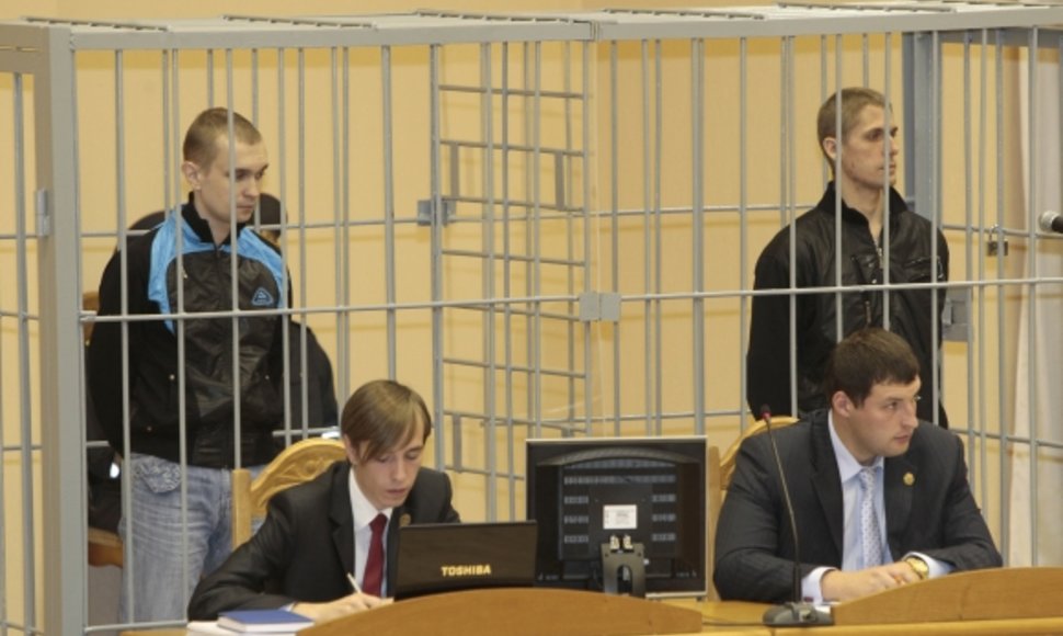 Teismo narve – teisiamieji Dmitrijus Konovalovas (kairėje) ir Vladislavas Kovaliovas