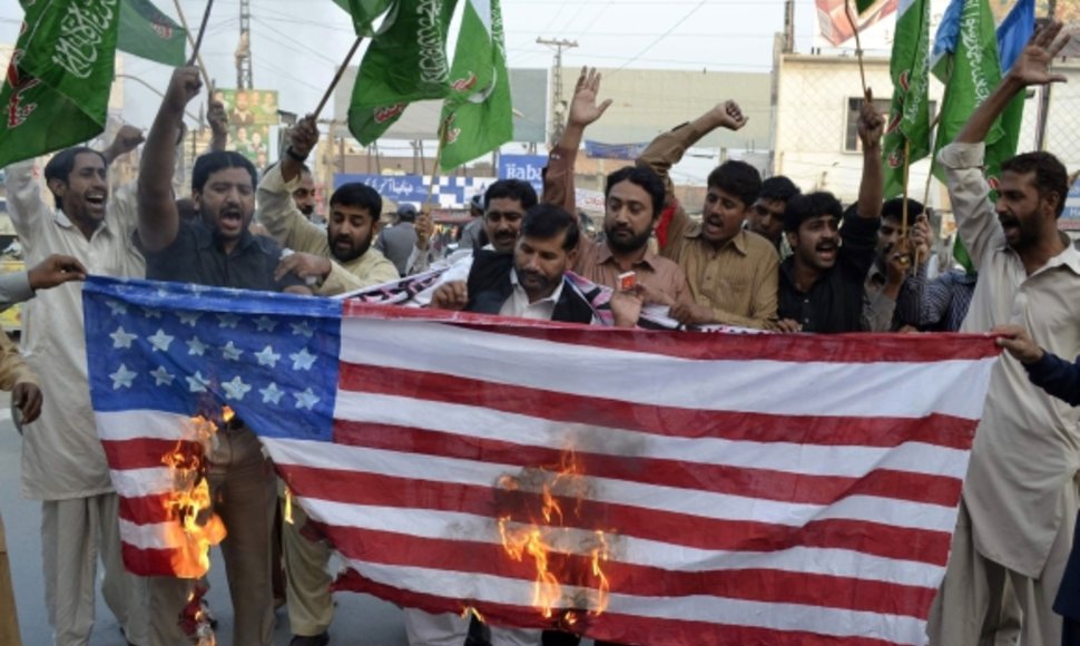 Pakistaniečiai įsiutę dėl NATO atakos.