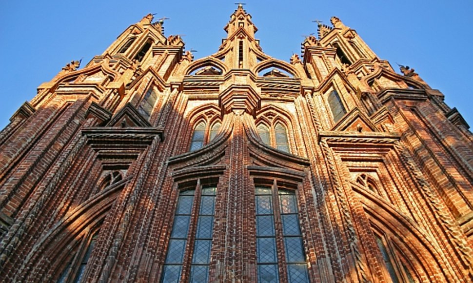 Nors Šv. Onos bažnyčia laikoma Lietuviškos gotikos šedevru, neatsiranda, kad ja pasirūpintų.