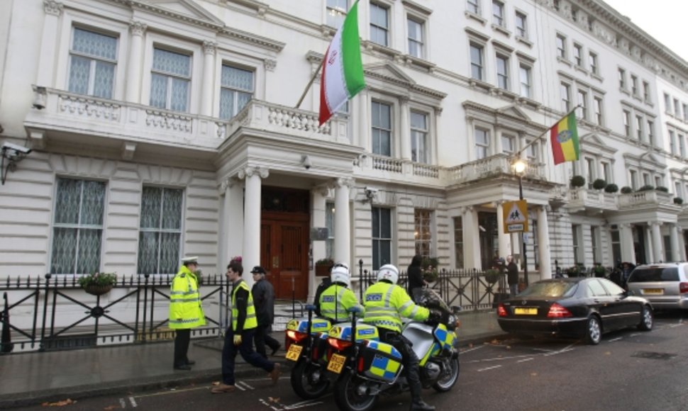 Londono policija prie Irano ambasados