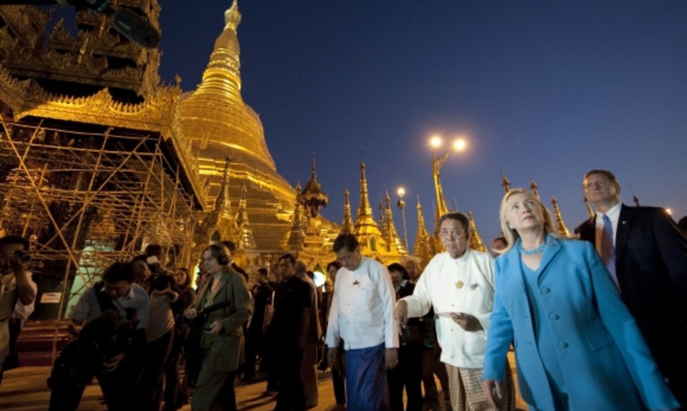 Hillary Clinton atvyko į Mianmarą.