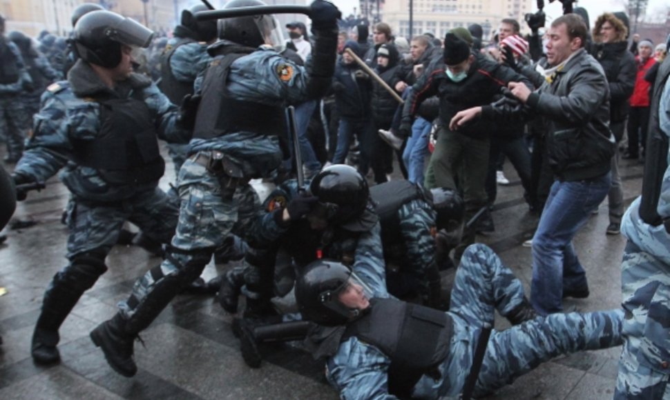 Rusijos omonininkai malšina protestuotojus.