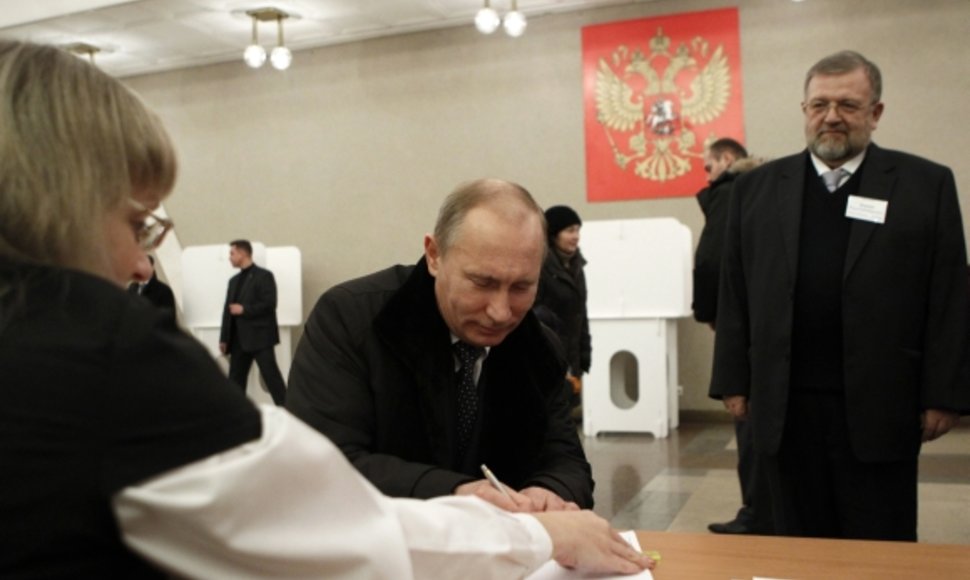 Balsuoja Vladimiras Putinas.