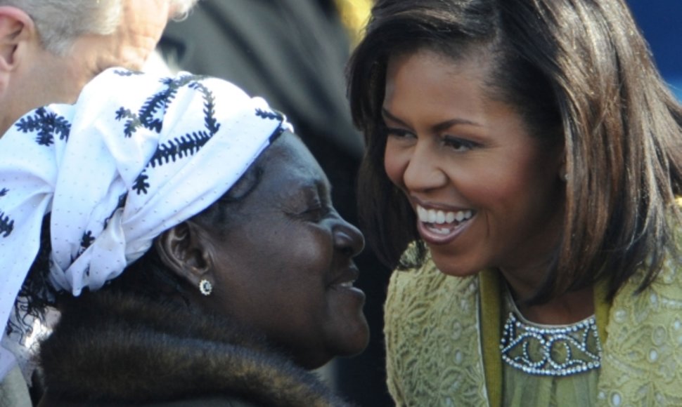 Baracko Obamos pamotė Kezia Obama (kairėje) susitiko su prezidento žmona Michelle per inauguracijos iškilmes.