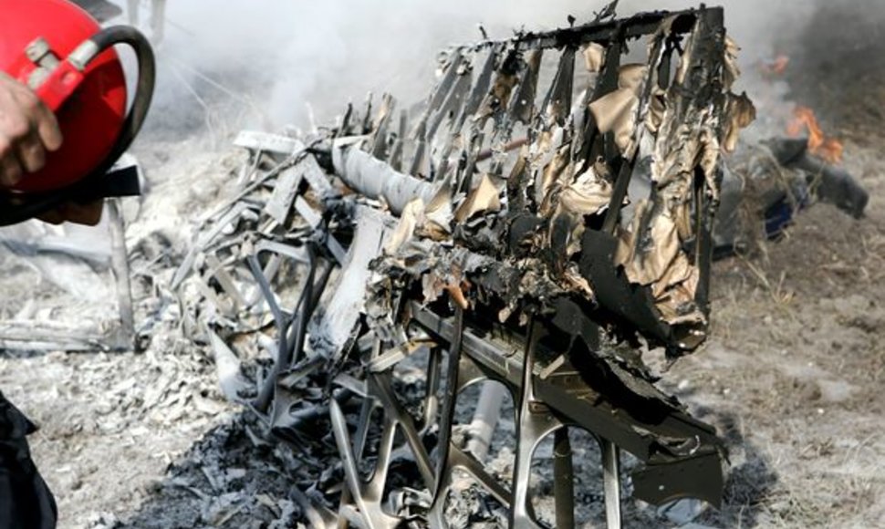 Po katstrofos  Kėdainiuose iš lėktuvo liko metalo laužo krūva.