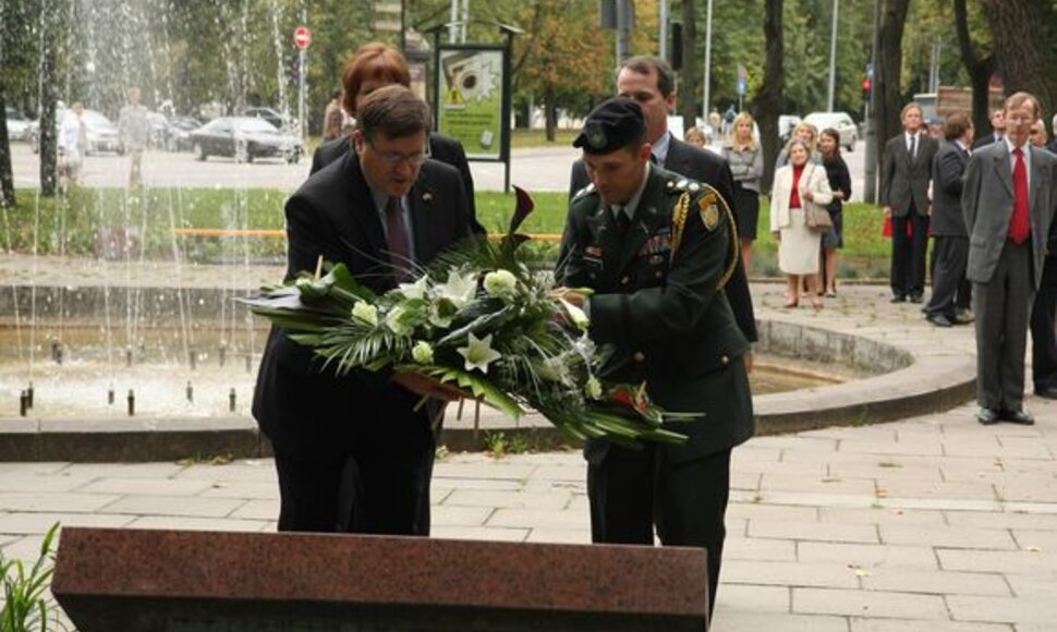 JAV ambasadorius Lietuvoje Vašingtono aikštėje padėjo vainiką, pagerbdamas rugsėjo 11-osios teroro aukas.