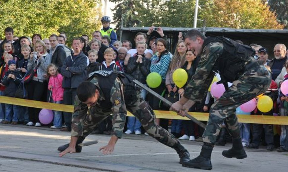 Policijos dienai skirtoje šventėje – pareigūnų šou.