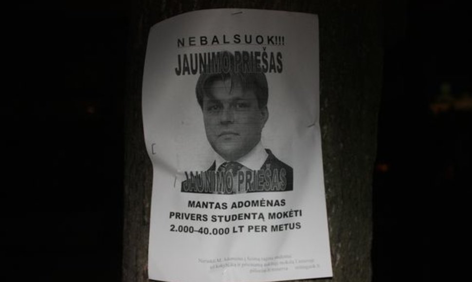 Trečiadienį Vilniuje plakatais išpuošti Pilies gatvės stulpai ir sienos.