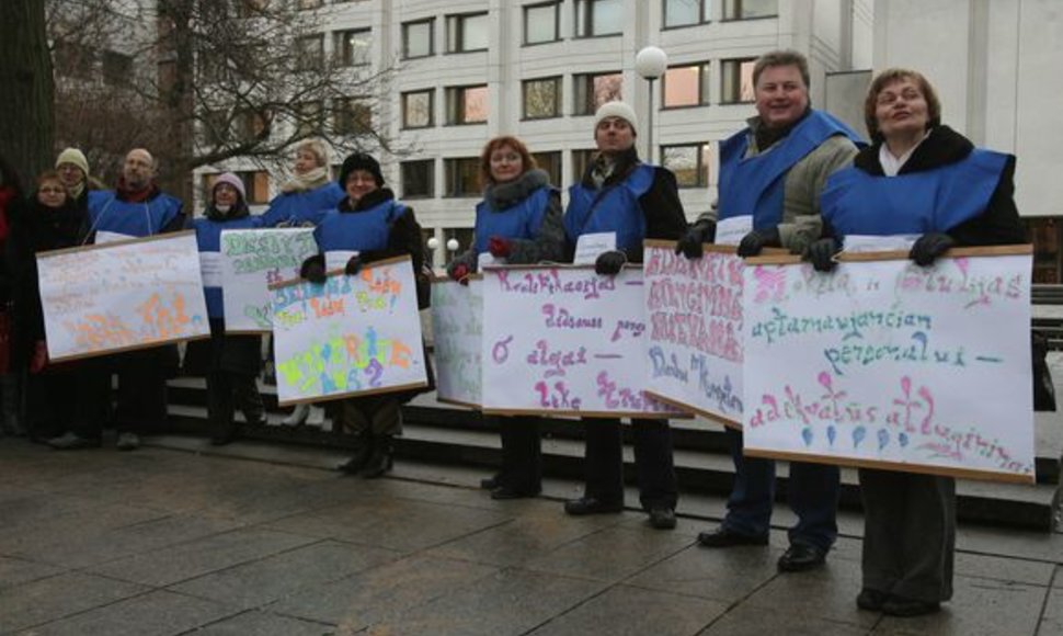 Prie Vyriausybės susirinkę dėstytojai reikalavo didesnių atlyginimų.