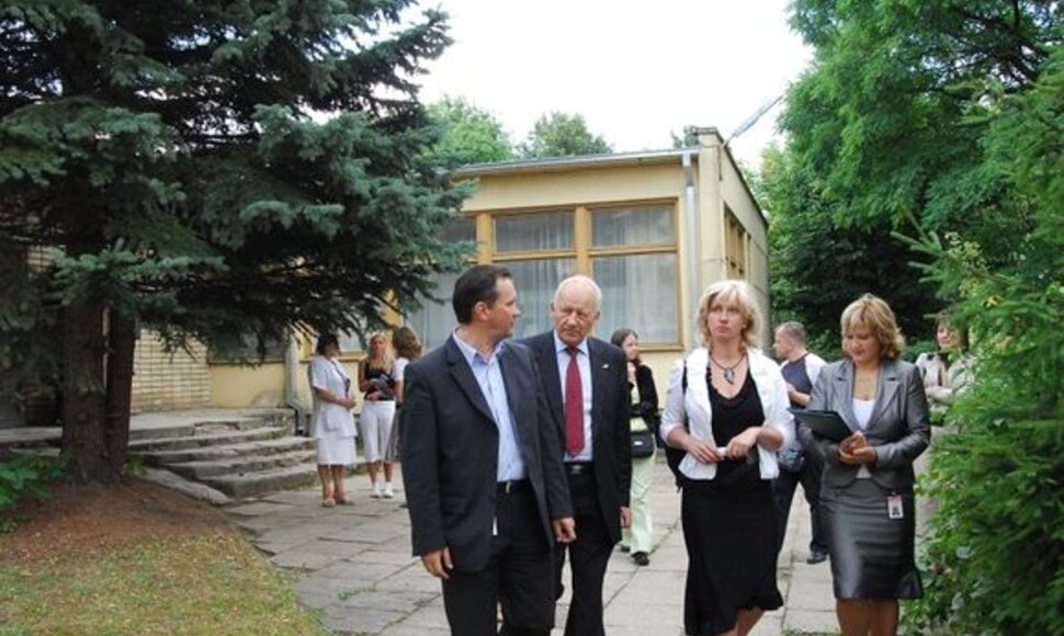 Sostinės mero Juozo Imbraso (antras i&scaron; kairės) vizitas į miesto lop&scaron;elius-darželius.