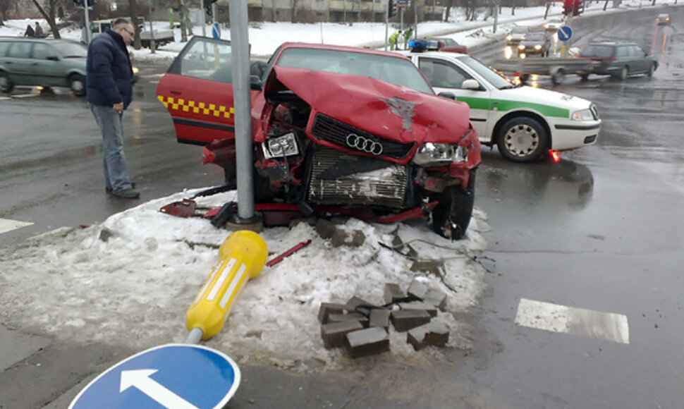 Avarija Vilniuje. Sudaužytas taksi automobilis