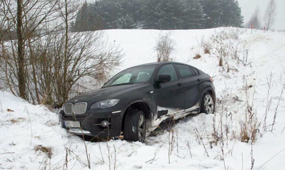 Nuo kelio nuskriejęs vogtas „BMW X6“