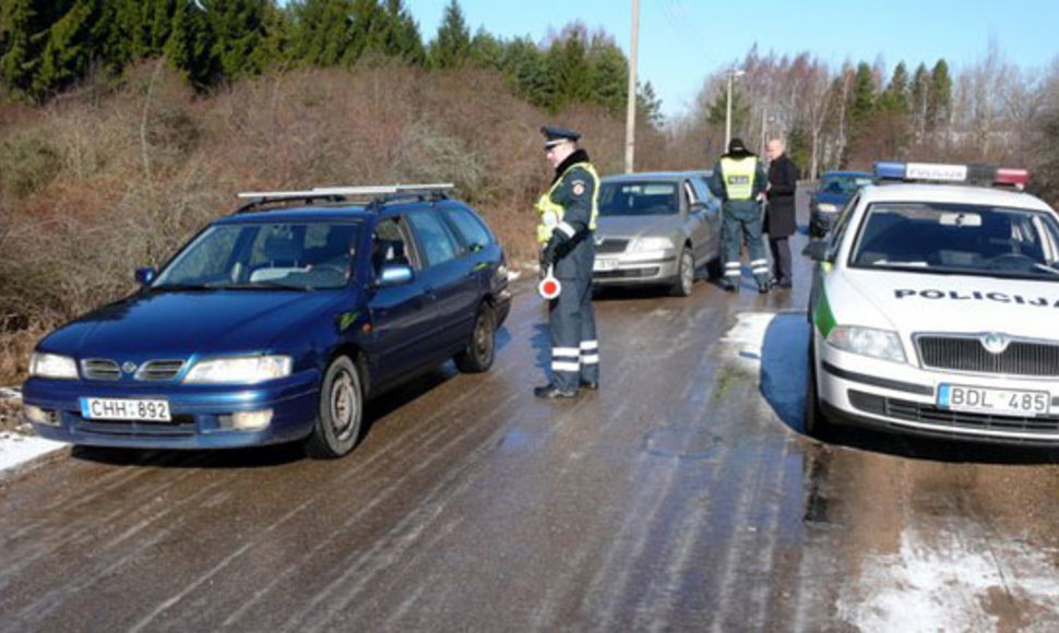 Į bendrovės „Izobara“ būstinę važiuojančius automobilius krato policija