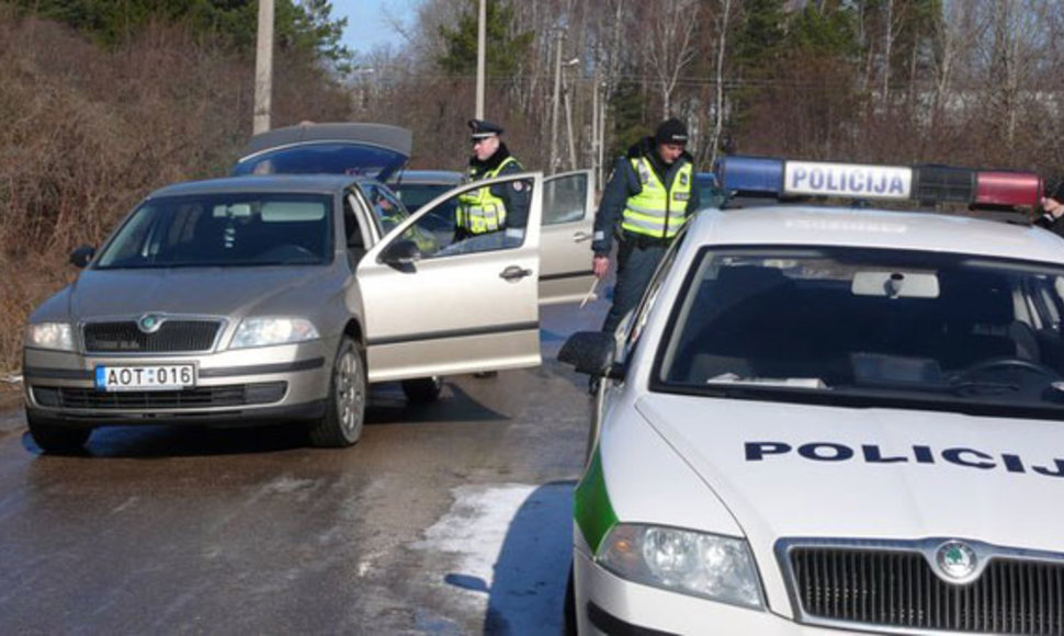 Į bendrovės „Izobara“ būstinę važiuojančius automobilius krato policija