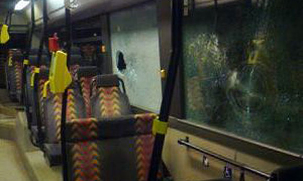 Išdaužtas 36 maršruto autobuso stiklas
