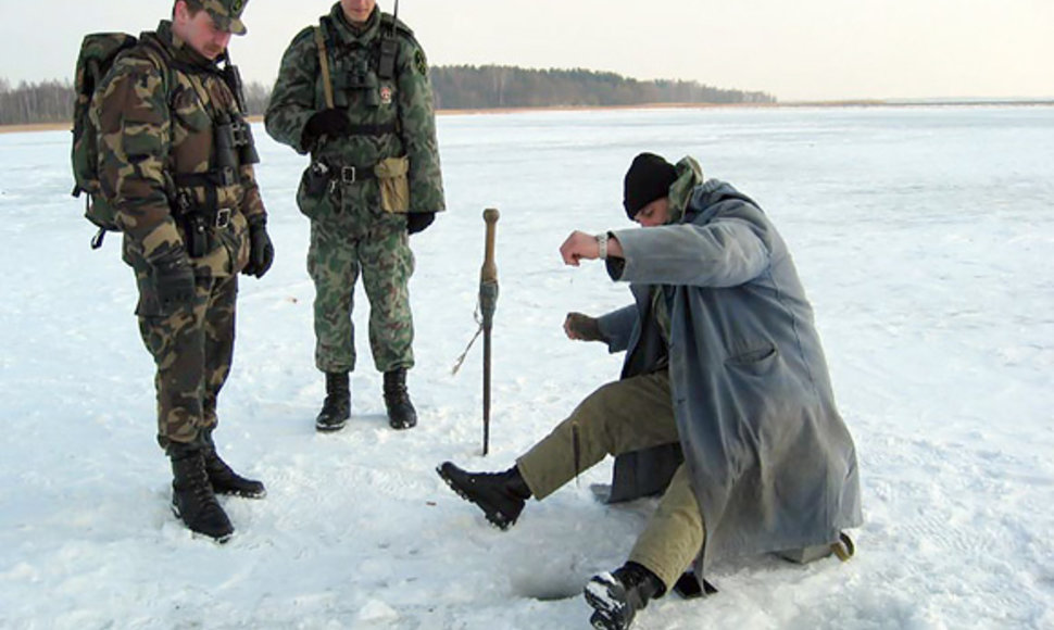 Pasieniečiai ir žvejys ant ledo