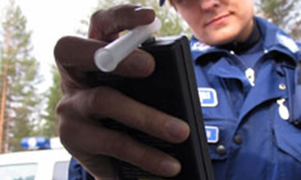Suomijos policininkas nori patikrinti blaivumą