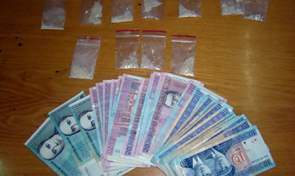 Pas įtariamuosius rasti narkotikai ir pinigai