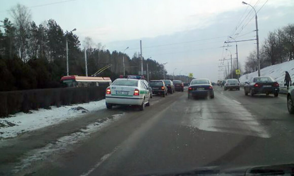 Policininkai patraukė į &scaron;oną susidūrusius automobilius