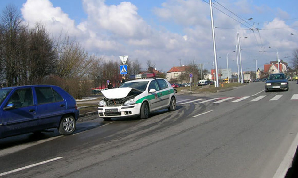 Kaune sudaužytas policijos automobilis