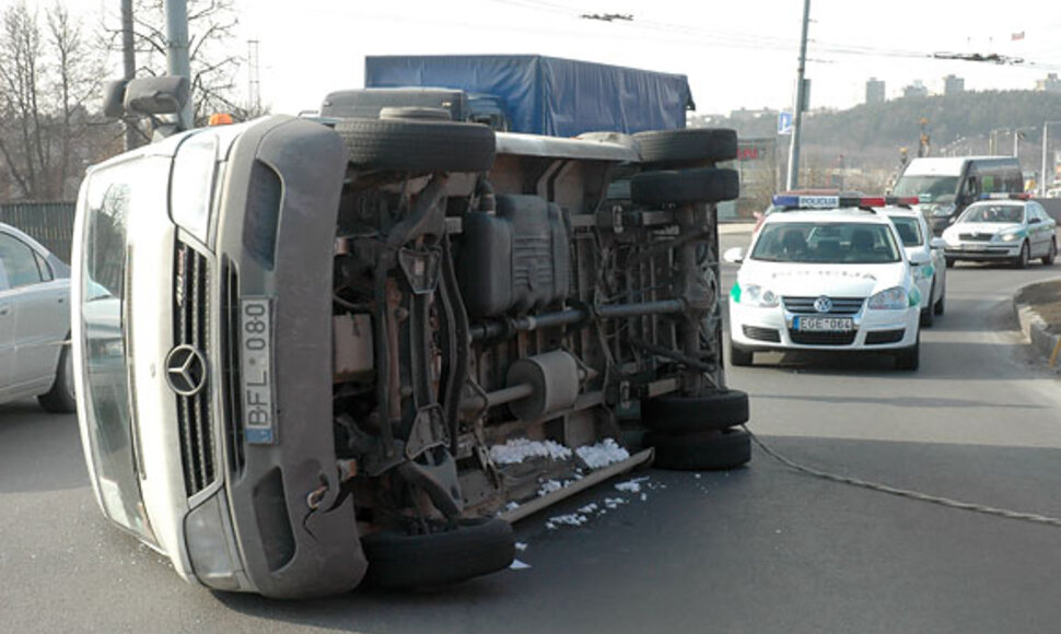 Apvirtęs mikroautobusas
