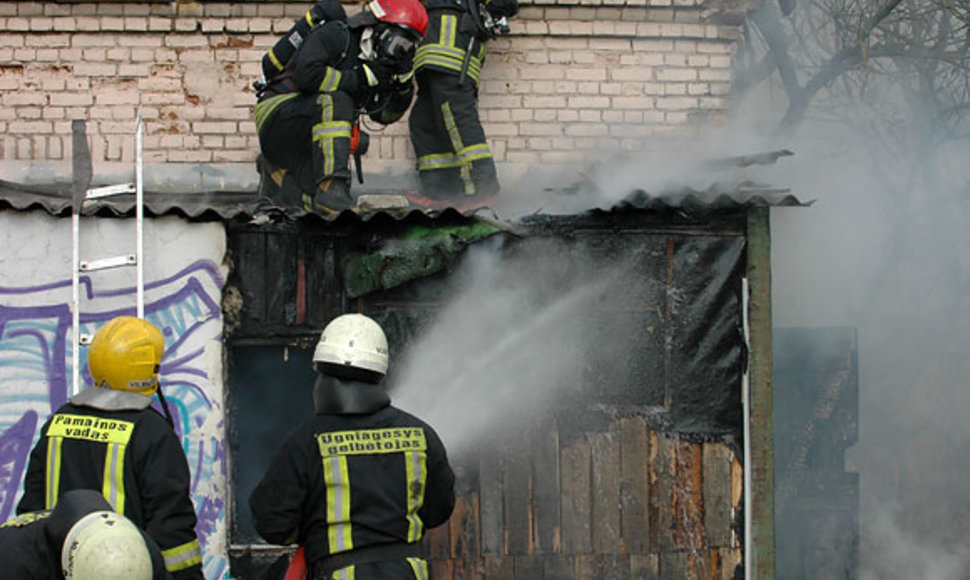 Ugniagesiai gaisro vietoje